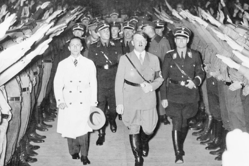 Goebbels towarzyszy Hitlerowi i jego zastępcy Rudolfowi Hessowi podczas wiecu w berlińskim Sportpalast, październik 1934 roku