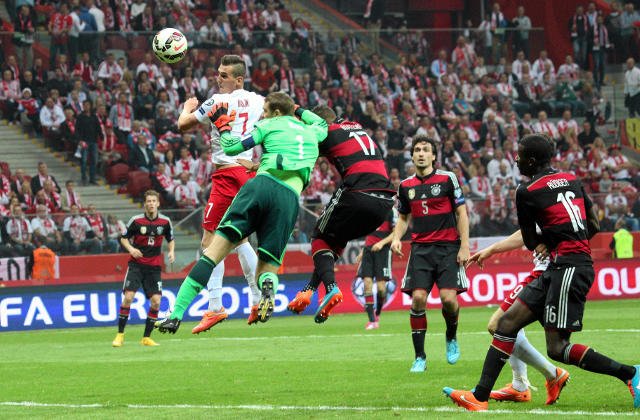 Arkadiusz Milik strzela gola podczas meczu eliminacji Mistrzostw Europy Polska – Niemcy na Stadionie Narodowym (2014 r.)