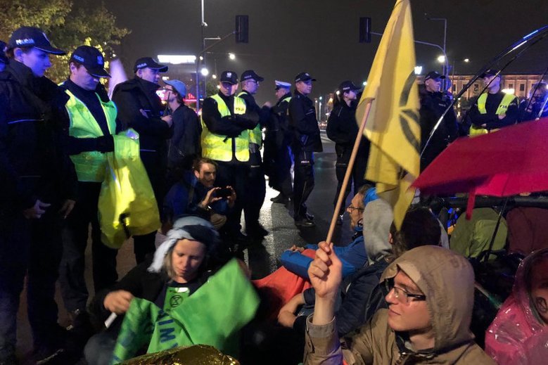 W Warszawie grupa aktywistów zablokowała ruch w centrum.