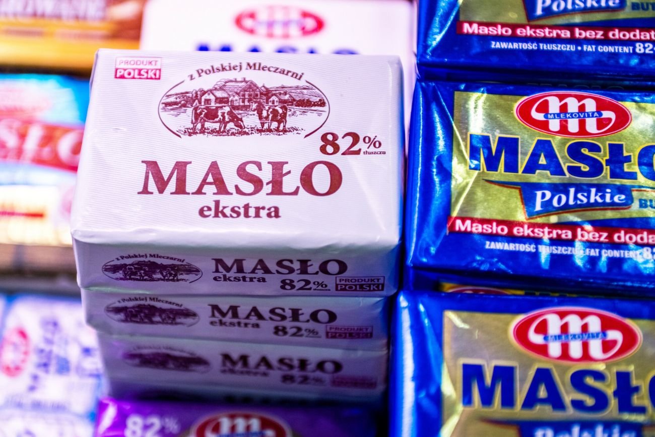 Promocja na masło w Biedronce. Możesz dostać kostkę za darmo przy zakupach.