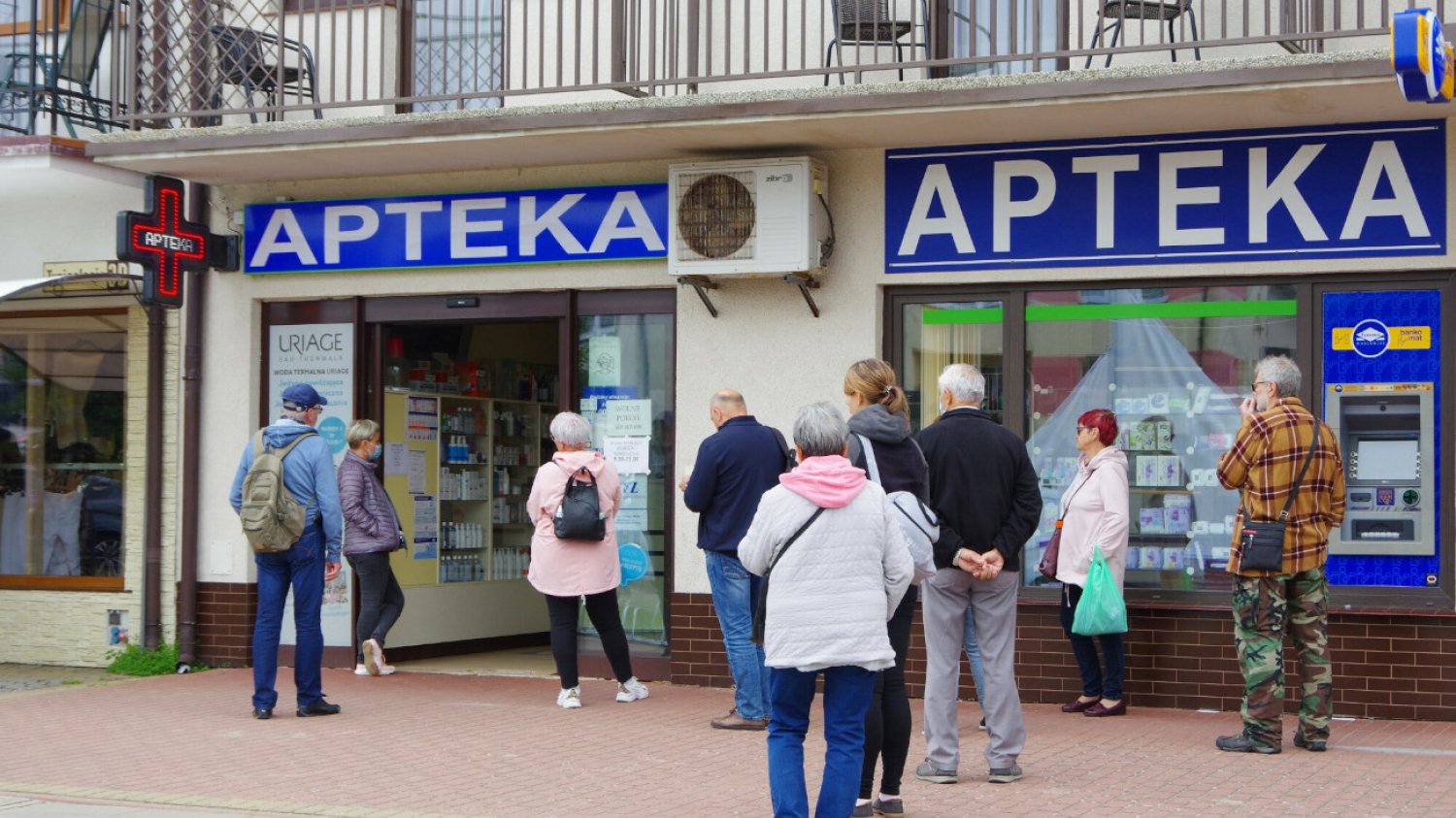 W ciągu dwóch dni Polacy kupili w aptekach ponad 4 mln opakowań popularnych leków przeciwbólowych, przeciwgorączkowych i środków opatrunkowych.