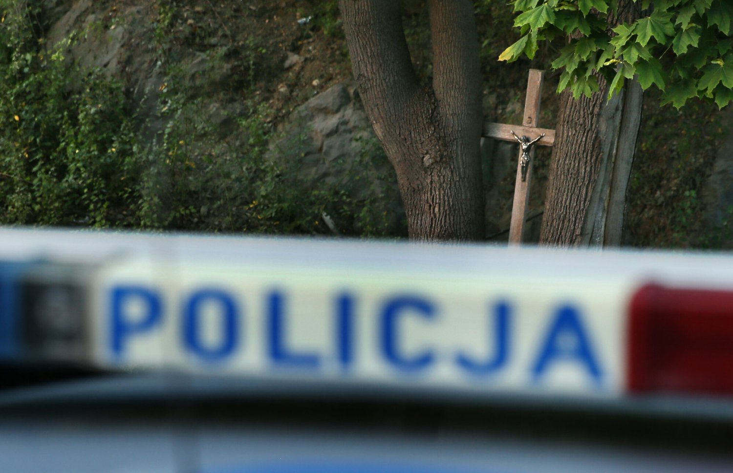 Mężczyzna rzucił się z pięściami na wikarego w Dobczycach.