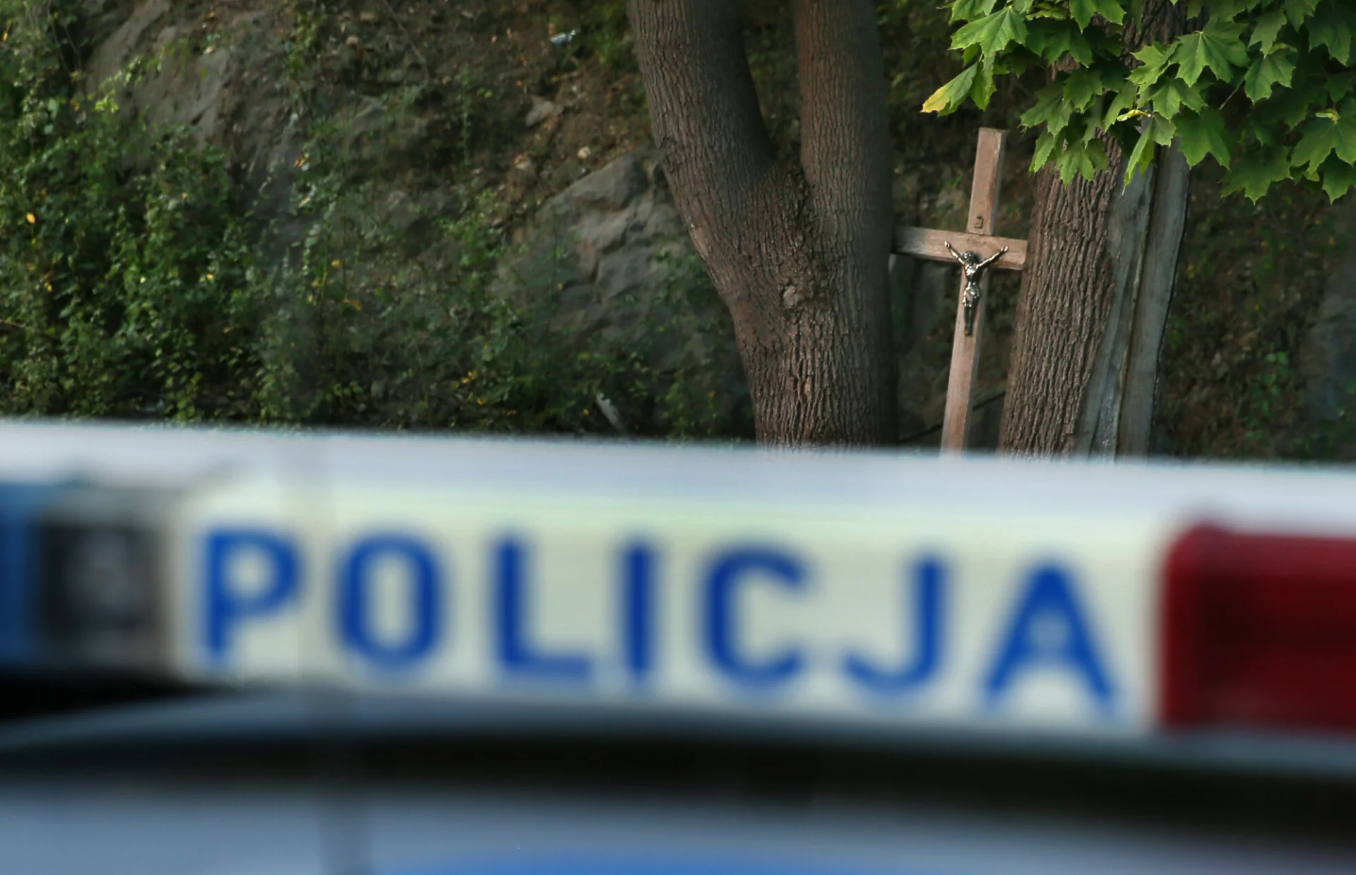 Mężczyzna rzucił się z pięściami na wikarego w Dobczycach.