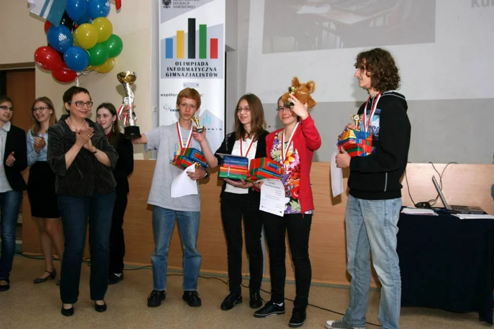 20.05.2012. Laury dla zwycięskiej drużyny. Ogólnopolska Olimpiada Informatyczna Gimnazjalistów organizowana przez Stowarzyszenie "Talent"