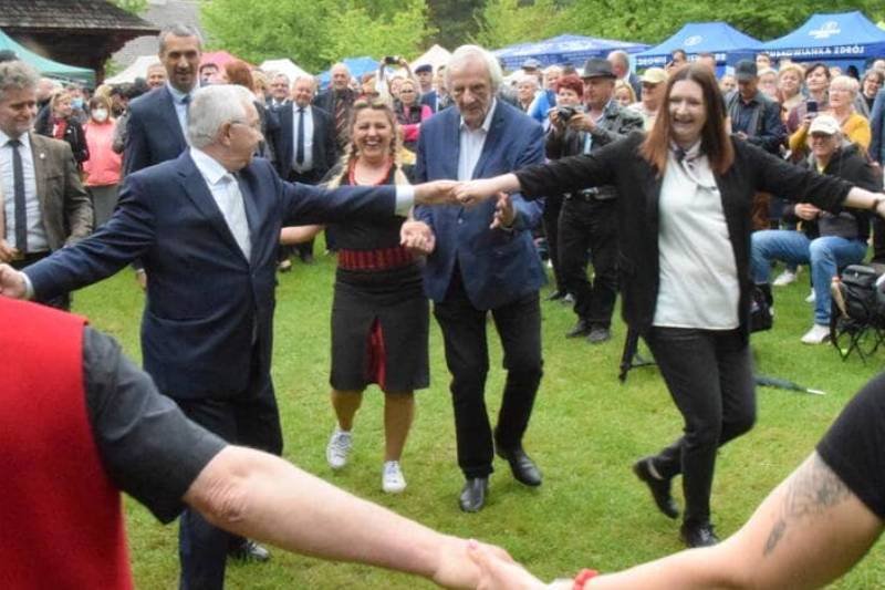 Wicemarszałkowie Sejmu i Senatu porwani do tańca na 5.Świętokrzyskim Festiwalu Smaków w Tokarni