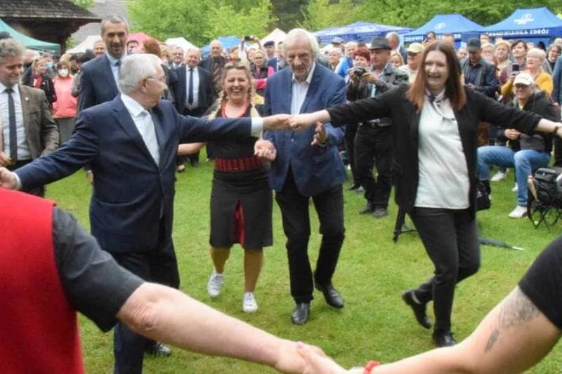 Wicemarszałkowie Sejmu i Senatu porwani do tańca na 5.Świętokrzyskim Festiwalu Smaków w Tokarni