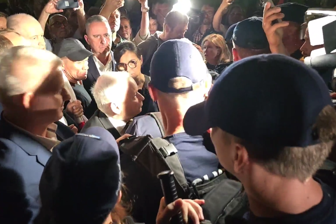 Po raz kolejny politycy PiS i ich zwolennicy starli się z przeciwnikami pod pomnikiem smoleńskim.