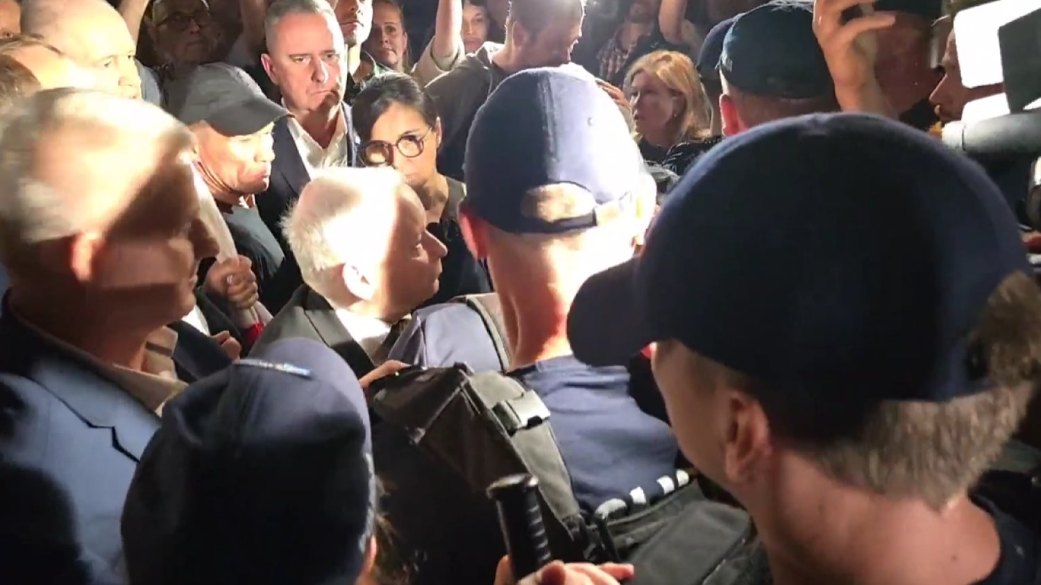 Po raz kolejny politycy PiS i ich zwolennicy starli się z przeciwnikami pod pomnikiem smoleńskim.