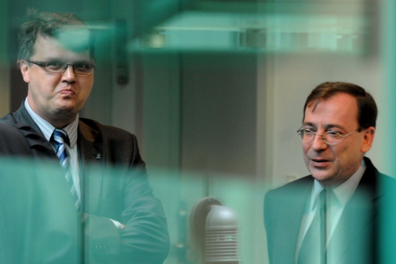 Policja przyjechała pod domy Wąsika i Kamińskiego. Są u Dudy