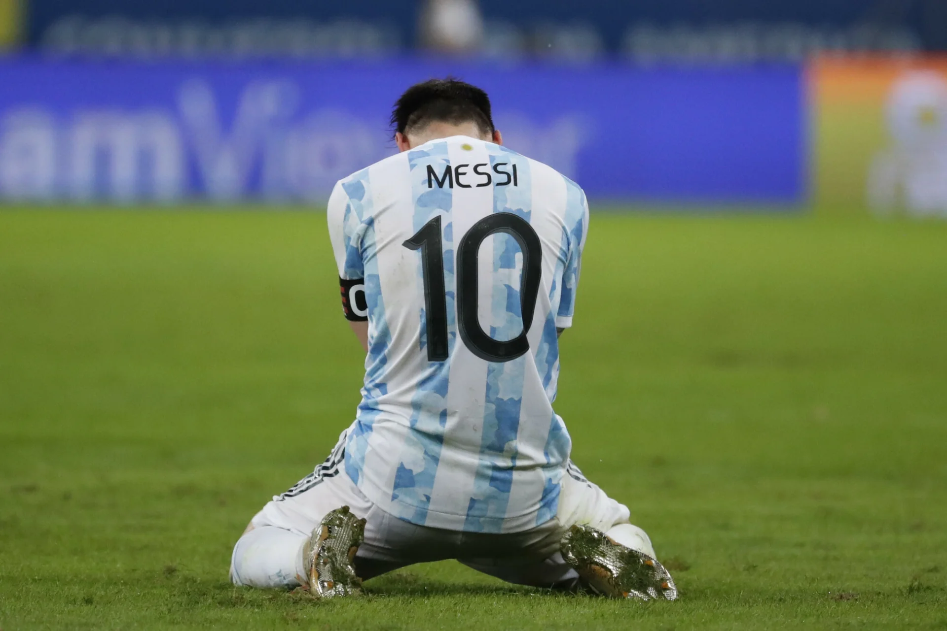 Lionel Messi pożegnany pięknie przez FC Barcelona, pora na Paryż?