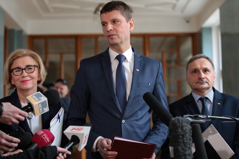 Czy dzieci wrócą we wrześniu do szkoły? Kiedy zapadnie ostateczna decyzja? Rodzice mają wiele pytań do szefa MEN Dariusza Piontkowskiego.