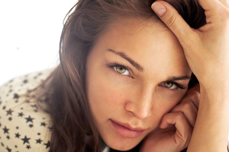 Dotykając dłońmi twarzy możemy przenosić bakterie i wywoływać stany zapalne w skórze. Takie nawyki warto ograniczyć