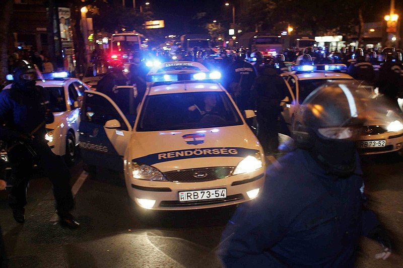 Węgierska policja zatrzymała czterech nielegalnych imigrantów z państw muzułmańskich, którzy do UE przedostali się w polskiej ciężarówce.