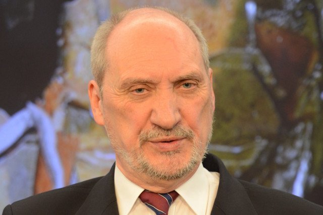 Antoni Macierewicz podkreślił, że "tragedia smoleńska była pierwszą salwą wymierzoną w pokój w Europie"