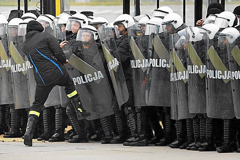 Policjanci i inne służby podczas ćwiczeń przygotowujących do sytuacji zagrożenia.