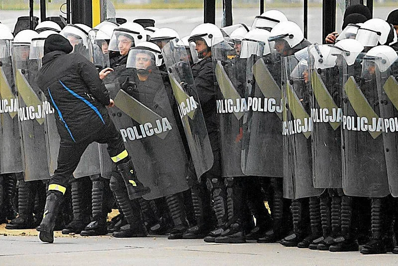 Policjanci i inne służby podczas ćwiczeń przygotowujących do sytuacji zagrożenia.