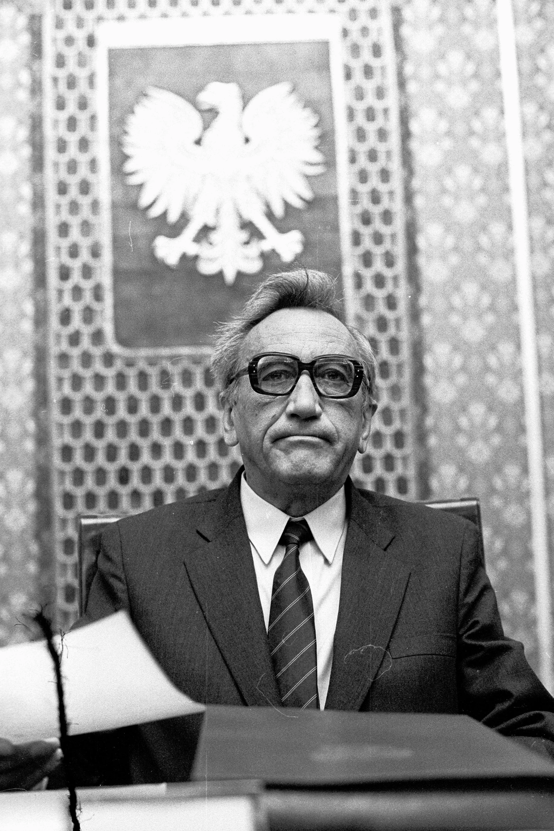 Pierwszy niekomunistyczny premier od czasów II wojny na posiedzeniu Rady Ministrów, 1989 rok.
