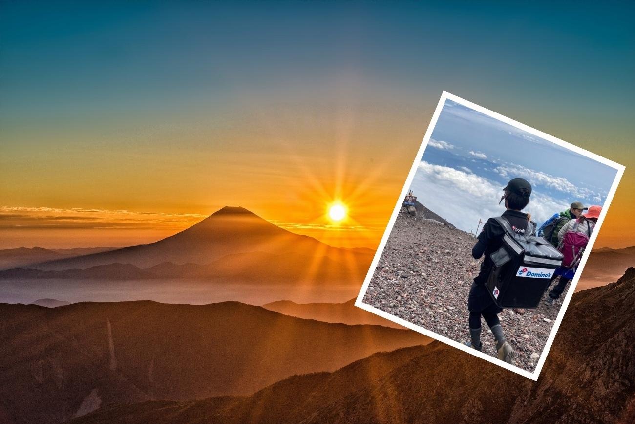 Widok dostawcy pizzy na szlaku górskim może być zaskakujący