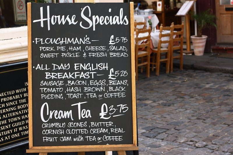 Błędy bardzo często trafiają się w restauracyjnych menu. Uwaga: zdjęcie jest tylko ilustracją do tekstu.