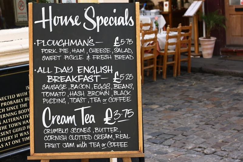 Błędy bardzo często trafiają się w restauracyjnych menu. Uwaga: zdjęcie jest tylko ilustracją do tekstu.