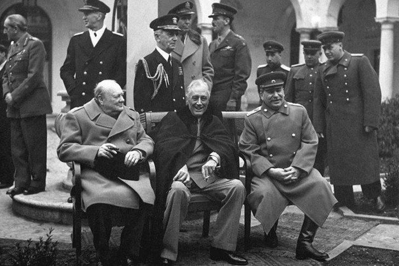 Churchill. Roosevelt i Stalin na konferencji w Jałcie. Brytyjski premier udaje uśmiech, choć losy II wojny tylko teoretycznie potoczyły się po jego myśli