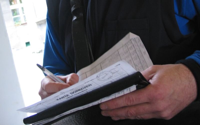 Listonosze roznoszą awiza zamiast przesyłek - narzekają mieszkańcy warszawskich Odolan.