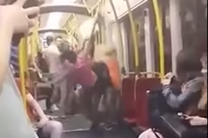 Agresywne nastolatki zaatakowały w tramwaju.