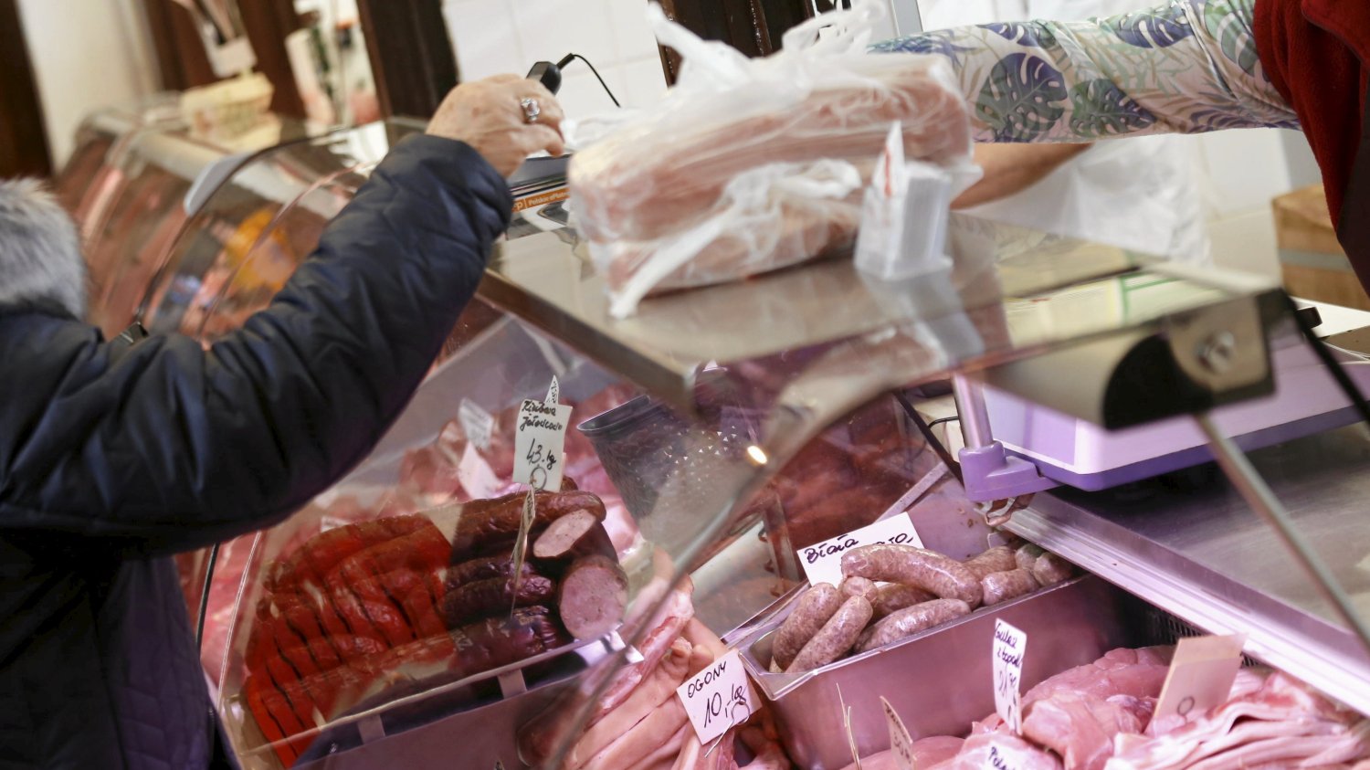 Nie jedz tego tatara i metki z Sokołowa. Są w nich groźne bakterie Skażone mięso z Sokołowa. Producent wycofuje m.in. tatar