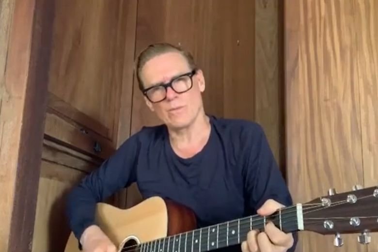 Bryan Adams połączył koronawirusa z... jedzeniem mięsa