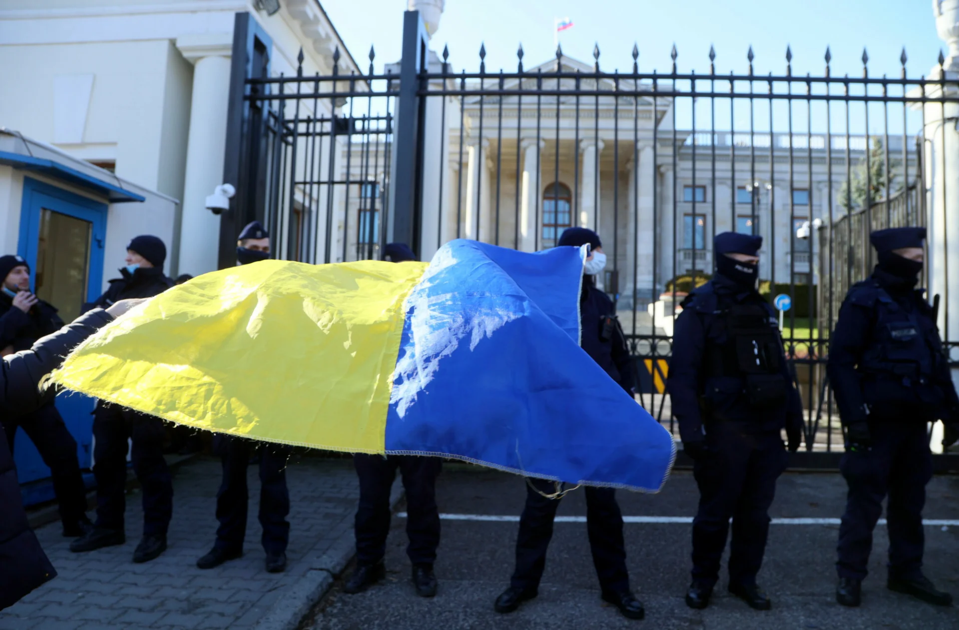 Komenda Stołeczna Policji przesłała nam odpowiedź ws. zrywania ukraińskich wstążek przez policjantkę w Warszawie.