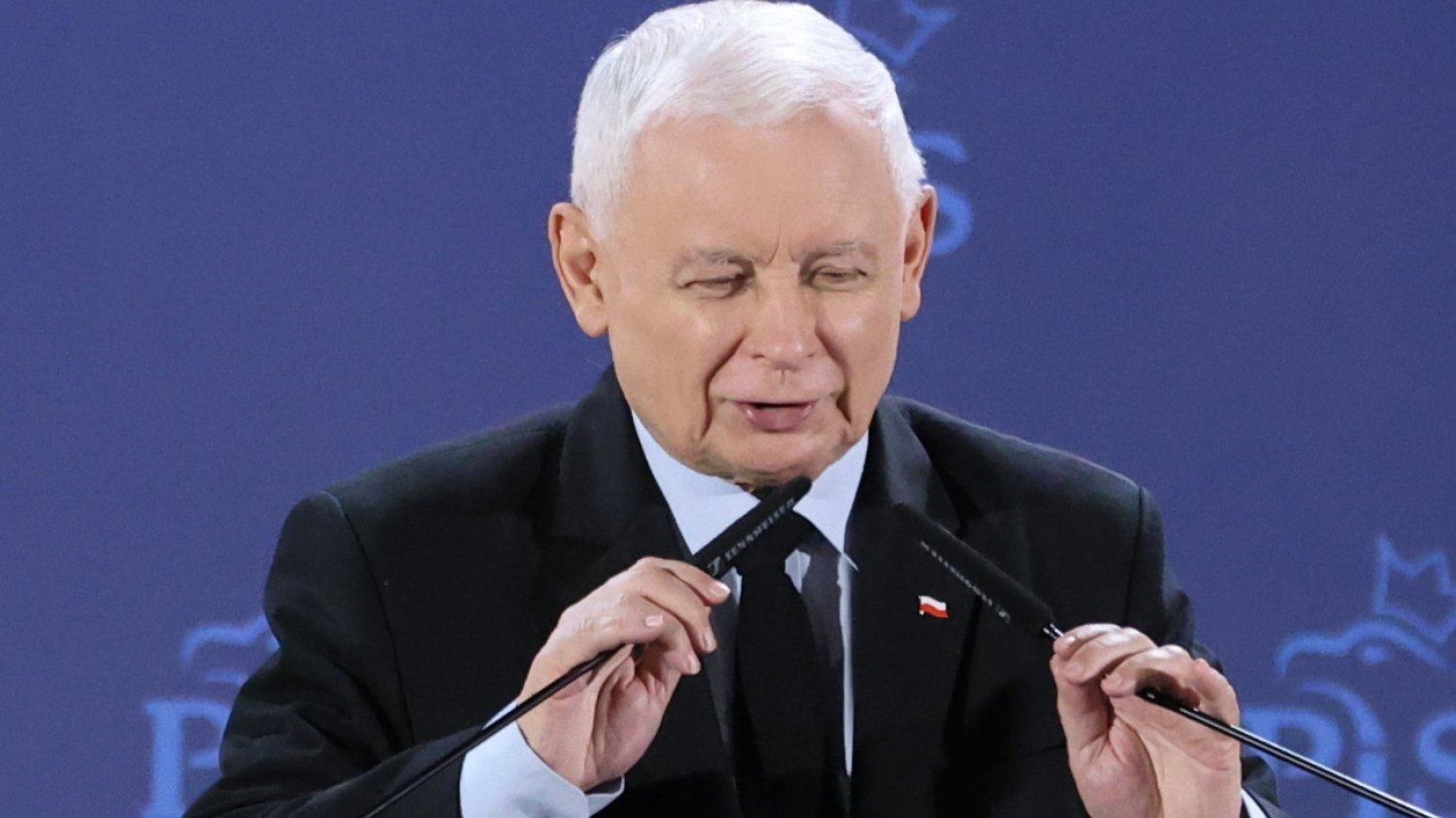 Kaczyński na konferencji opowiedział żart o Tusku. Nikt się nie zaśmiał Kaczyński na konferencji opowiedział żart o Tusku. Na koniec absolutnie nikt się nie zaśmiał