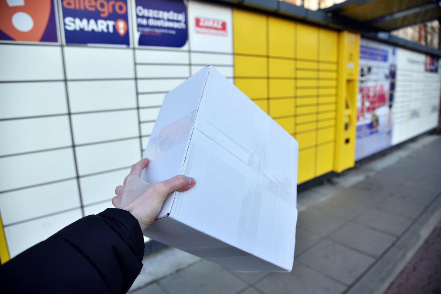 Jak nadać paczkę InPost, by doszła szybciej? Trzeba znać godzinę graniczną Jaką godzinę graniczną ma najbliższy paczkomat? Strefę sprawdzimy w internecie