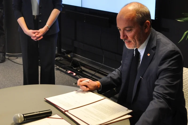 W imieniu pomarańczowego operatora telekomunikacyjnego porozumienie podpisał Stéphane Richard, prezes Orange.