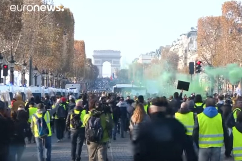 Tysiące ludzi wyszło na ulice w całej Francji przeciwko prezydentowi Macronowi.