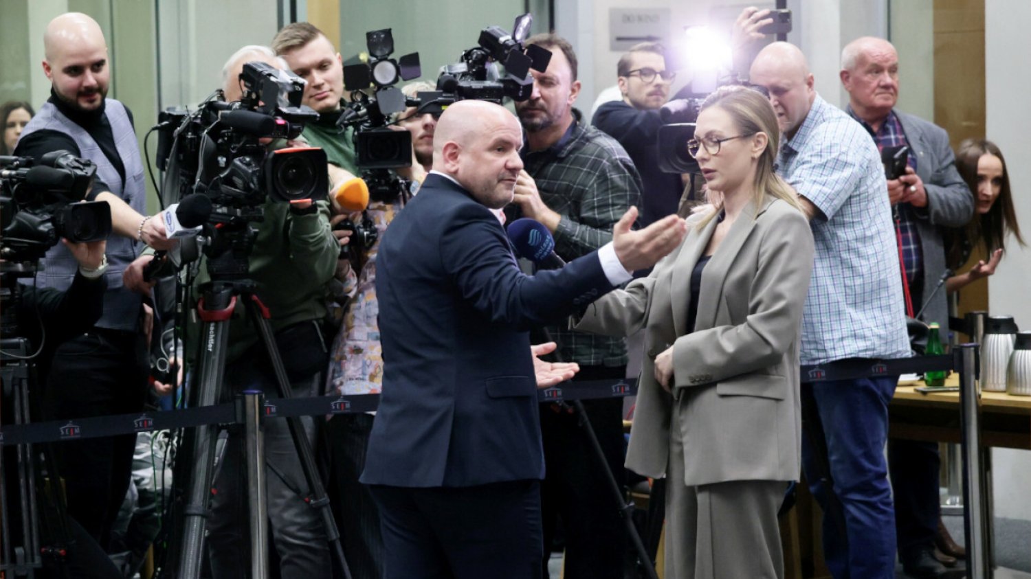 Posłowie PiS wynieśli obstrukcję na wyższy poziom. A potem zostali wyrzuceni z obrad Mariusz Gosek przed dziennikarzami na komisji śledczej ds. Pegasusa
