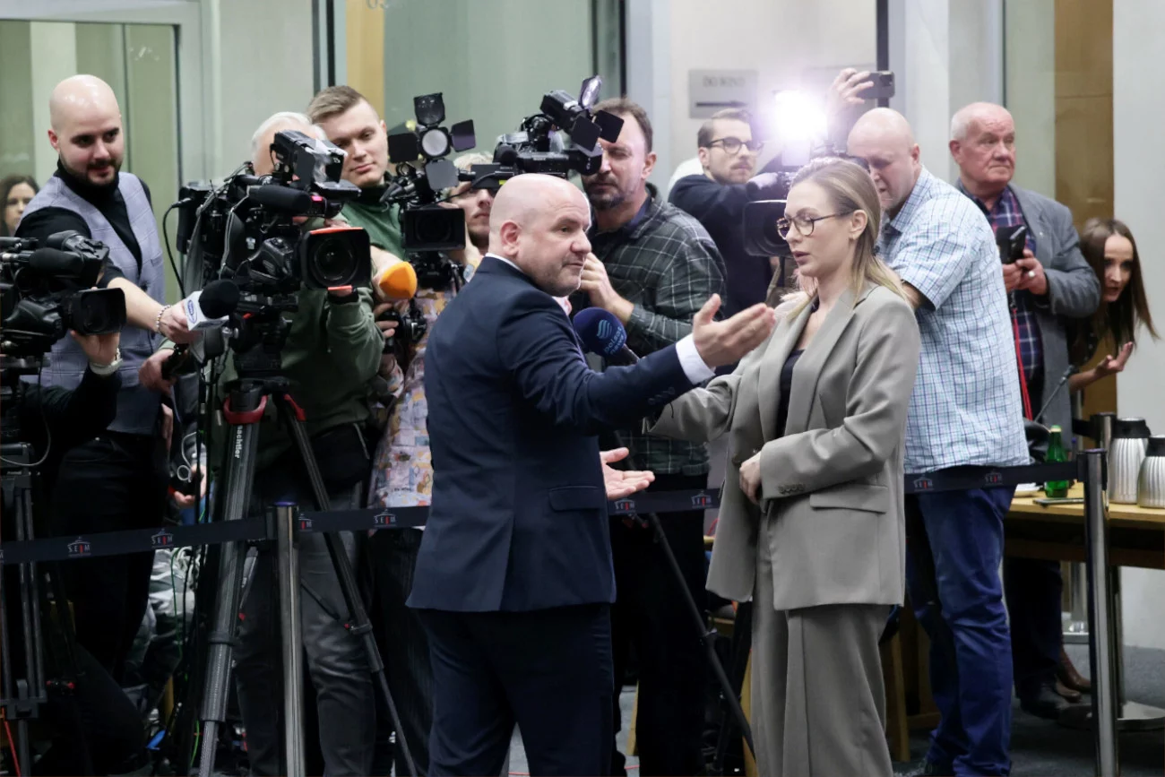 Posłowie PiS wynieśli obstrukcję na wyższy poziom. A potem zostali wyrzuceni z obrad Mariusz Gosek przed dziennikarzami na komisji śledczej ds. Pegasusa