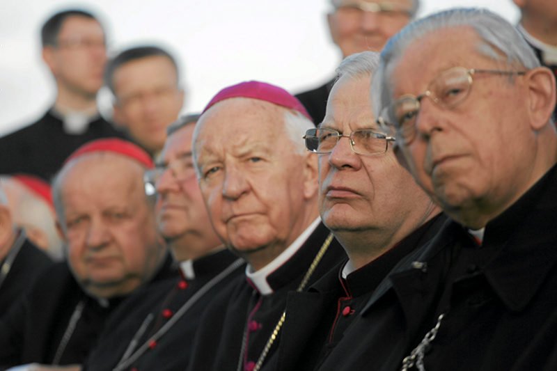 Arcybiskup Michalik oraz inni biskupi podczas zebrania plenarnego Episkopatu Polski.