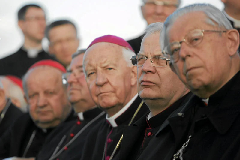 Arcybiskup Michalik oraz inni biskupi podczas zebrania plenarnego Episkopatu Polski.