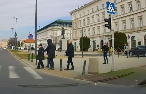 Jarosław Kaczyński mógł wpaść pod koła samochodu. Kierowca miał zielone światło.