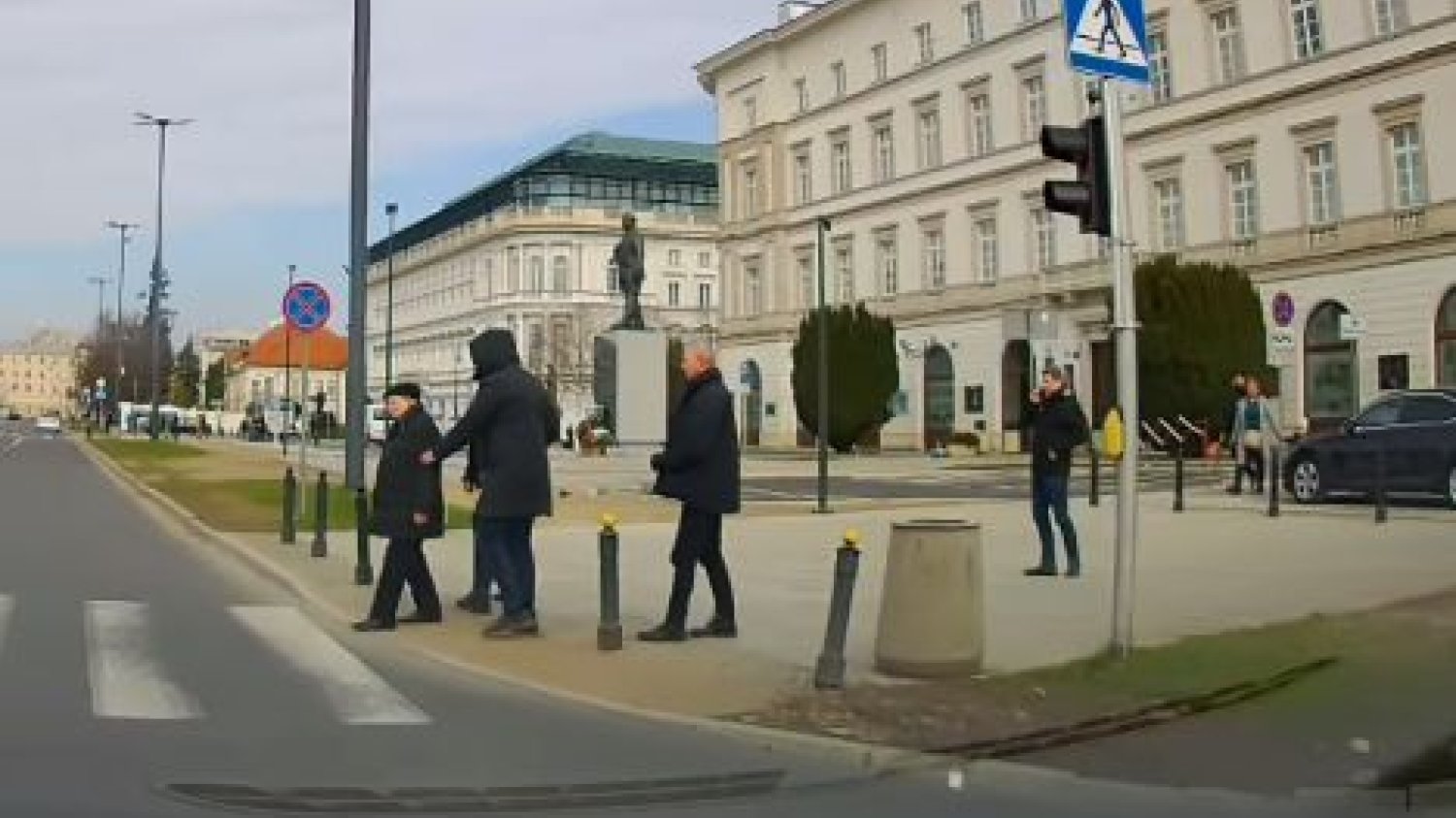 Jarosław Kaczyński mógł wpaść pod koła samochodu. Kierowca miał zielone światło.