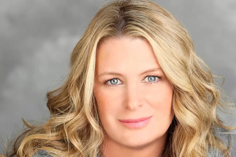 Kristin Hannah jest autorką ponad 20 powieści, w tym wielu bestsellerów m.in. "Słowika"