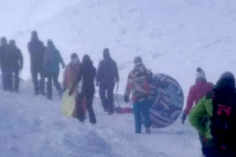 Wygląda na to, że dla niektórych turystów nie ma rzeczy niemożliwych. Idą na Śnieżkę z sankami choć ogłoszono w górach trzeci stopień zagrożenia lawinowego.