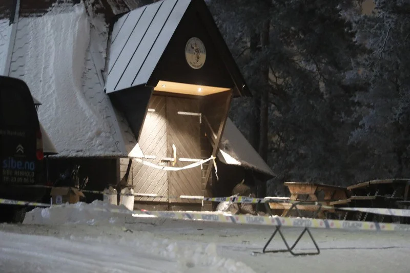 W tym budynku należącym do kompleksu narciarskiego skoczni Holmenkollen w Oslo, rozegrał sie dramat z udziałem Polaka.