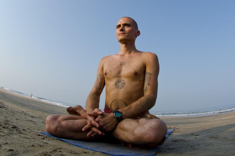 Katolicy nawołują do bojkotu jogi w parku. "To dzieło szatana". "Wierzący też medytują w modlitwie". Na zdjęciu Wiktor Morgulec, ćwiczy jogę od 15 lat, założyciel portalu joga-joga.pl.