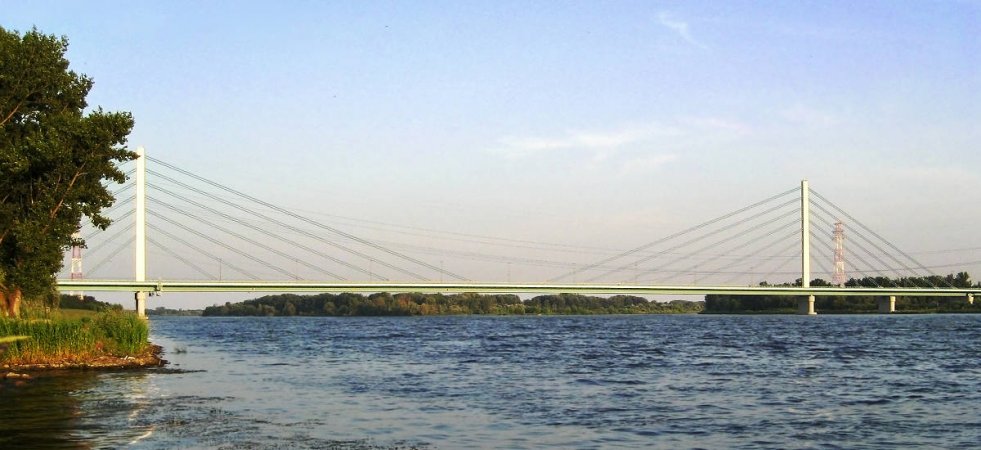 Most Solidarności – najdłuższy most w Polsce – 1712 metrów. Przebiega nad Wisłą w Płocku. Kosztował 190 milionów złotych. Jego centralna część jest mostem podwieszanym.