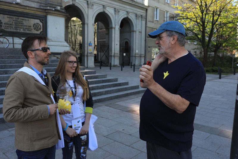 Ponad półtora tysiąca wolontariuszy wręcza na ulicach Warszawy papierowe żonkile, które są związane z akcją zorganizowaną przez Muzeum "Polin".