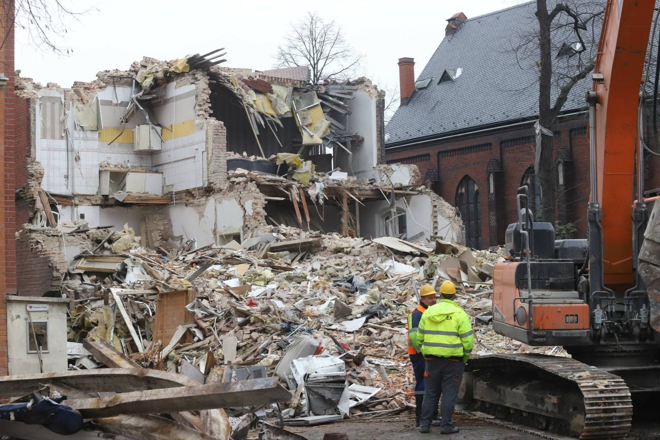 Rozbiórka kamienicy zniszczonej w wybuchu gazu