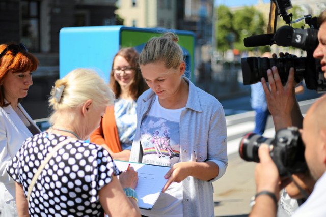 Barbara Nowacka podczas zbierania podpisów podczas akcji "Ratujmy Kobiety".