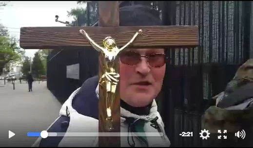 Katolicy z Telewizji Narodowej chcieli wejść do Ambasady Francji z dużym krzyżem. Okazało się, że się nie akredytowali.