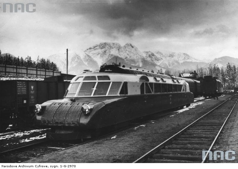 "Torpeda podhalańska" na dworcu kolejowym w Zakopanem.